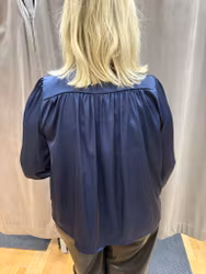 Marinblå blus med knyt