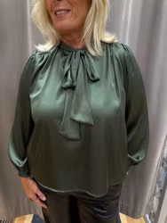 Armygrön satinblus med knyt