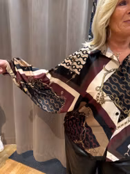 Mönstrad blus i brunt och vinrött