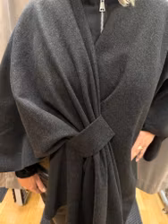 Mörkgrå poncho i filt