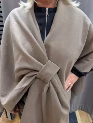 Taupe poncho i filt