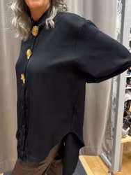 Svart långskjorta med guldbrocher