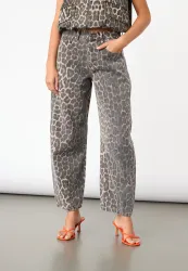 FIORA-BARREL1 leopardmönstrade barrel jeans