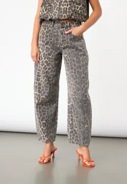 FIORA-BARREL1 leopardmönstrade barrel jeans