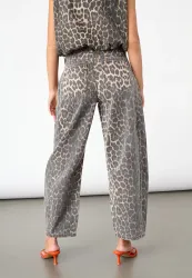 FIORA-BARREL1 leopardmönstrade barrel jeans