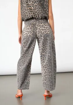 FIORA-BARREL1 leopardmönstrade barrel jeans
