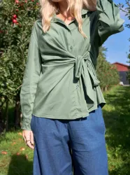 BCSILJE Armygrön skjorta med knytning