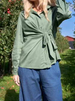 BCSILJE Armygrön skjorta med knytning