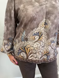 MdcAnice Taupe mönstrad blus med paisleymömster