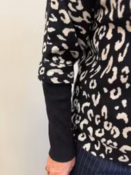 Svart stickad tröja med leopardmönster