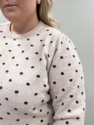 Beige stickad tröja med svarta prickar