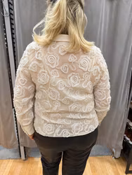 UTFÖRSÄLJNING - Cremevit skjortblus med rosmönster - ord. pris 1399 kr