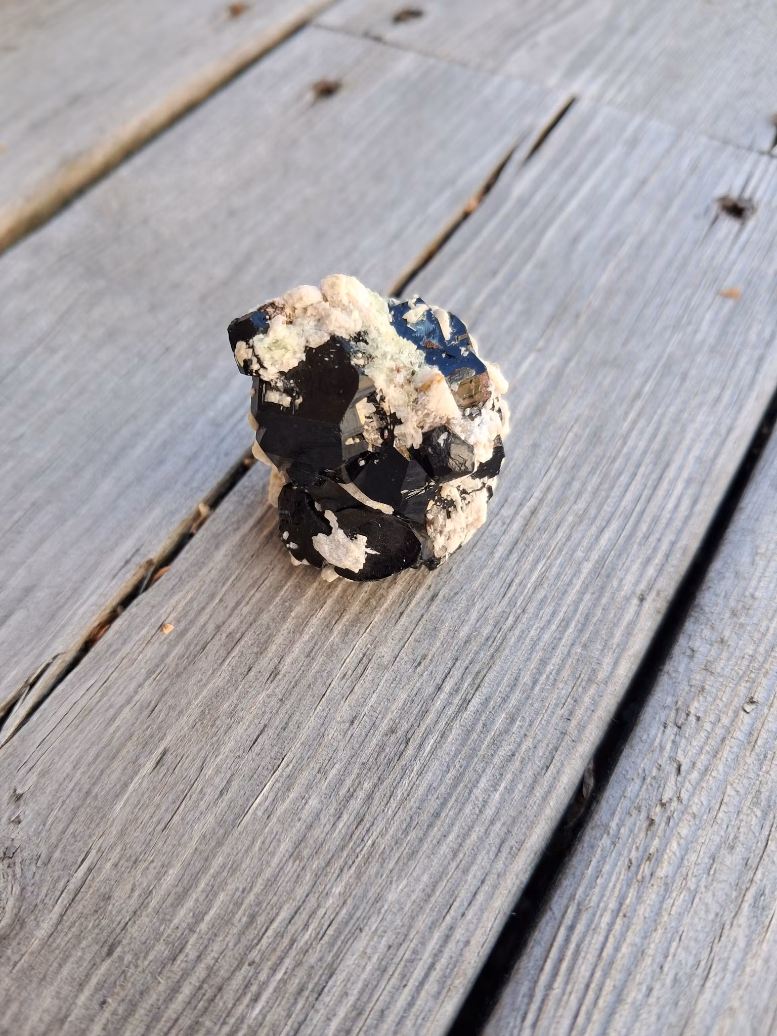 Schorl/svart Turmalin på matris, fluorescerande, 36gr