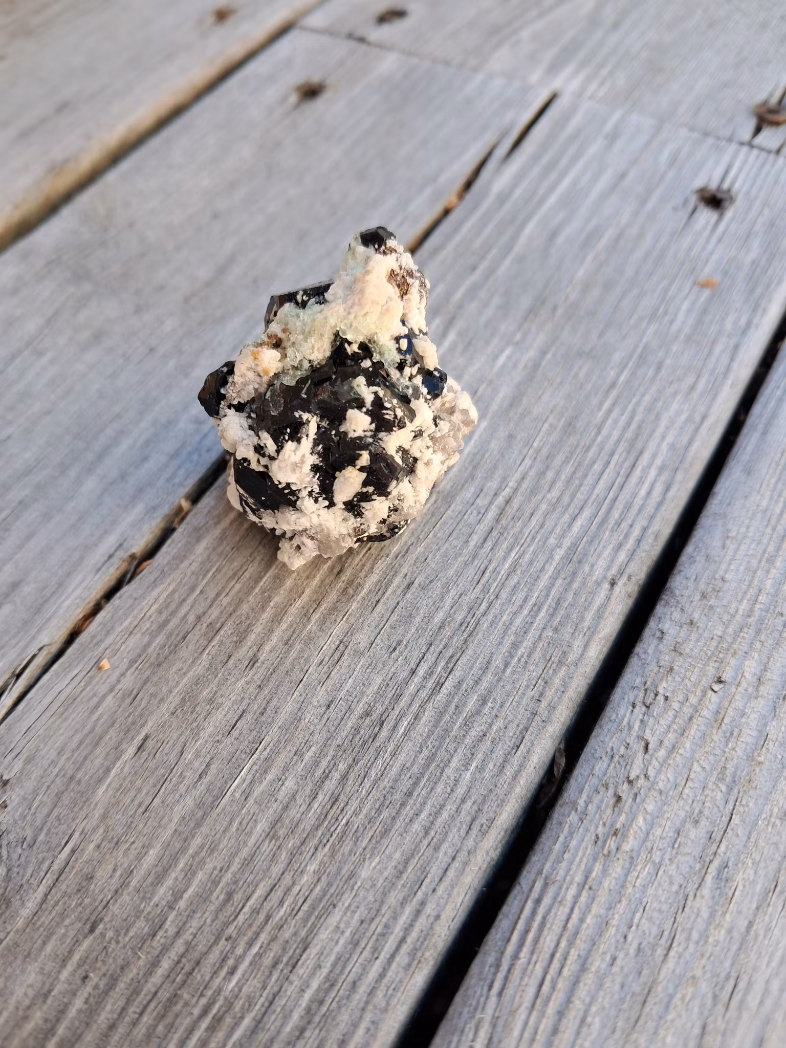 Schorl/svart Turmalin på matris, fluorescerande, 36gr