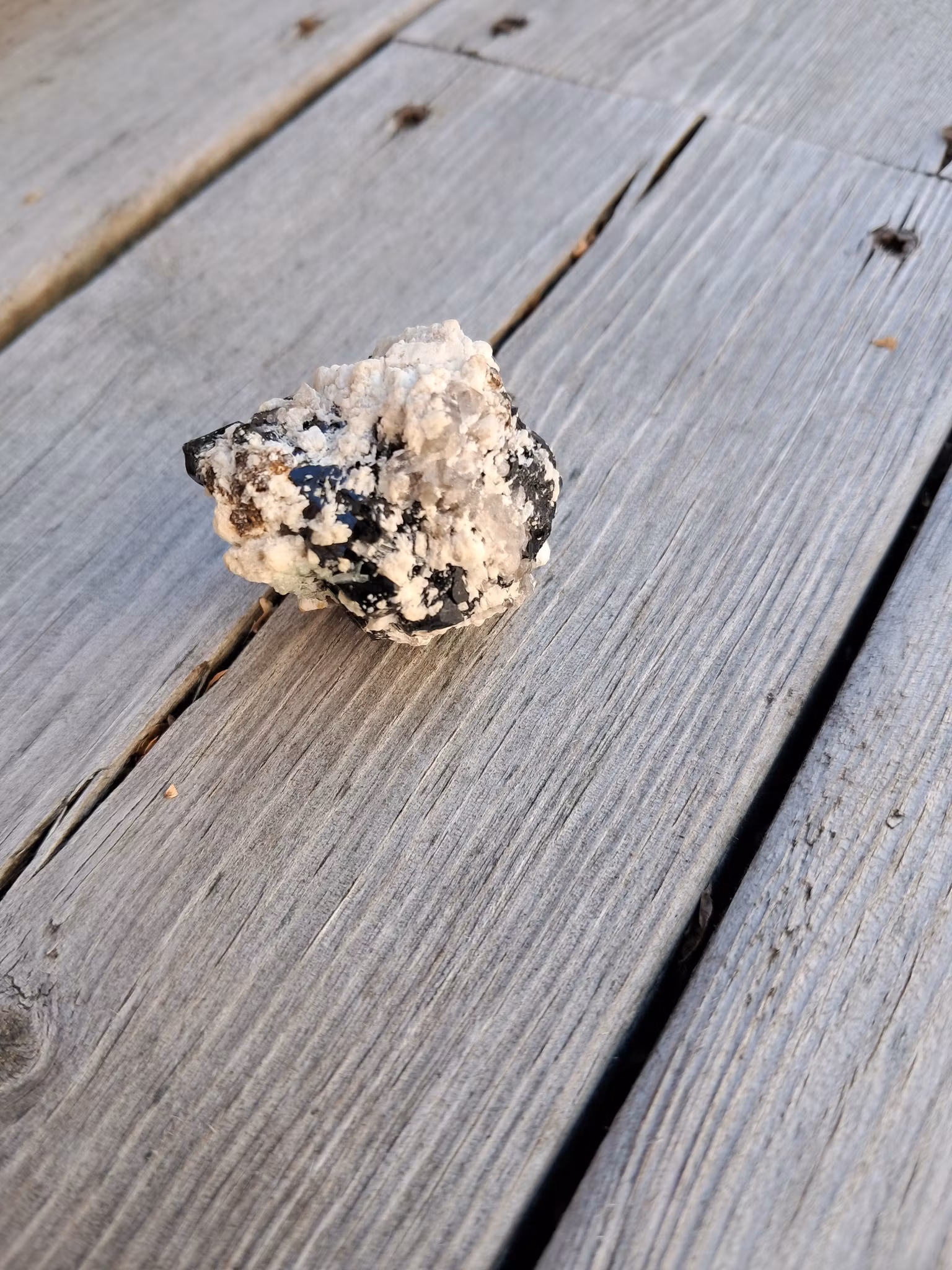 Schorl/svart Turmalin på matris, fluorescerande, 36gr