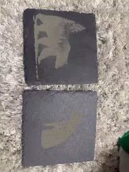 Personligt graverat skifferunderlägg (1 st) med logotyp eller foto – stilren kontorsdetalj och exklusiv företagsgåva