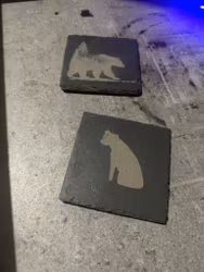 Personligt graverat skifferunderlägg (1 st) med logotyp eller foto – stilren kontorsdetalj och exklusiv företagsgåva