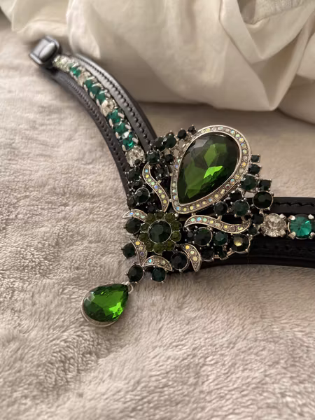 Rhinestone med emerald, point back 8mm