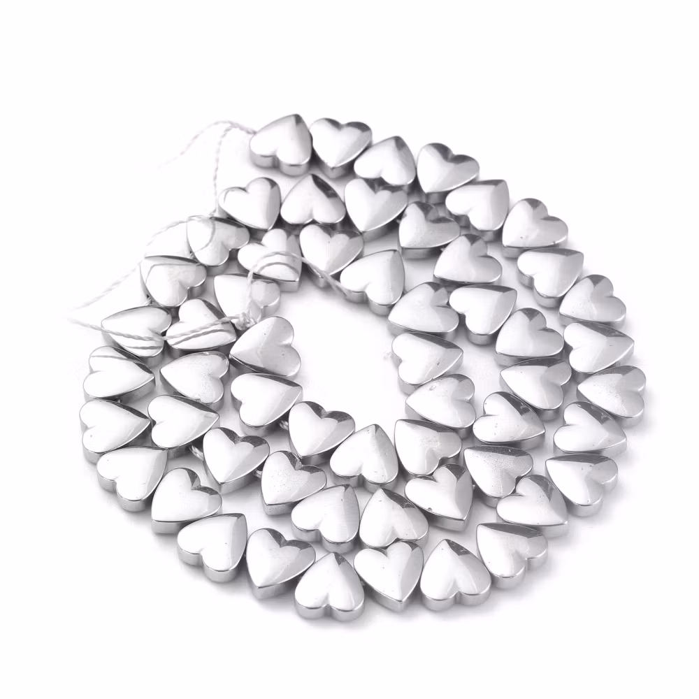 Syntetiska hematite hjärtan silver färgade på sträng 8mm