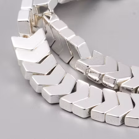 Syntetiska hematite pil silver färgade på sträng 8mm