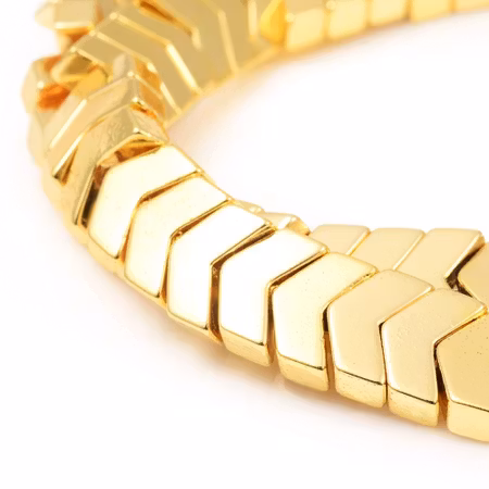 Syntetiska hematite pil guld färgade på sträng 8mm