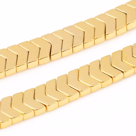 Syntetiska hematite pil guld färgade på sträng 8mm