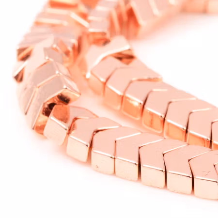 Syntetiska hematite pil rosè färgade på sträng 8mm