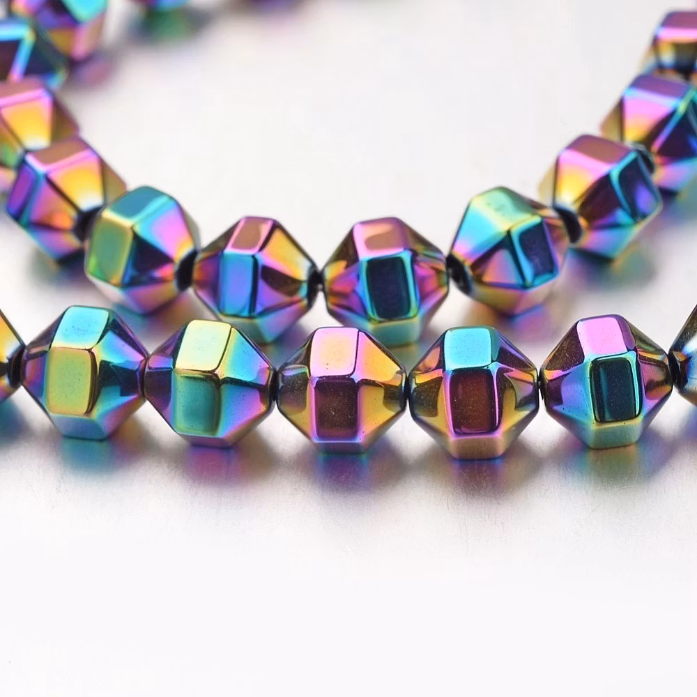 Syntetiska hematite polygon multi color på sträng 8mm