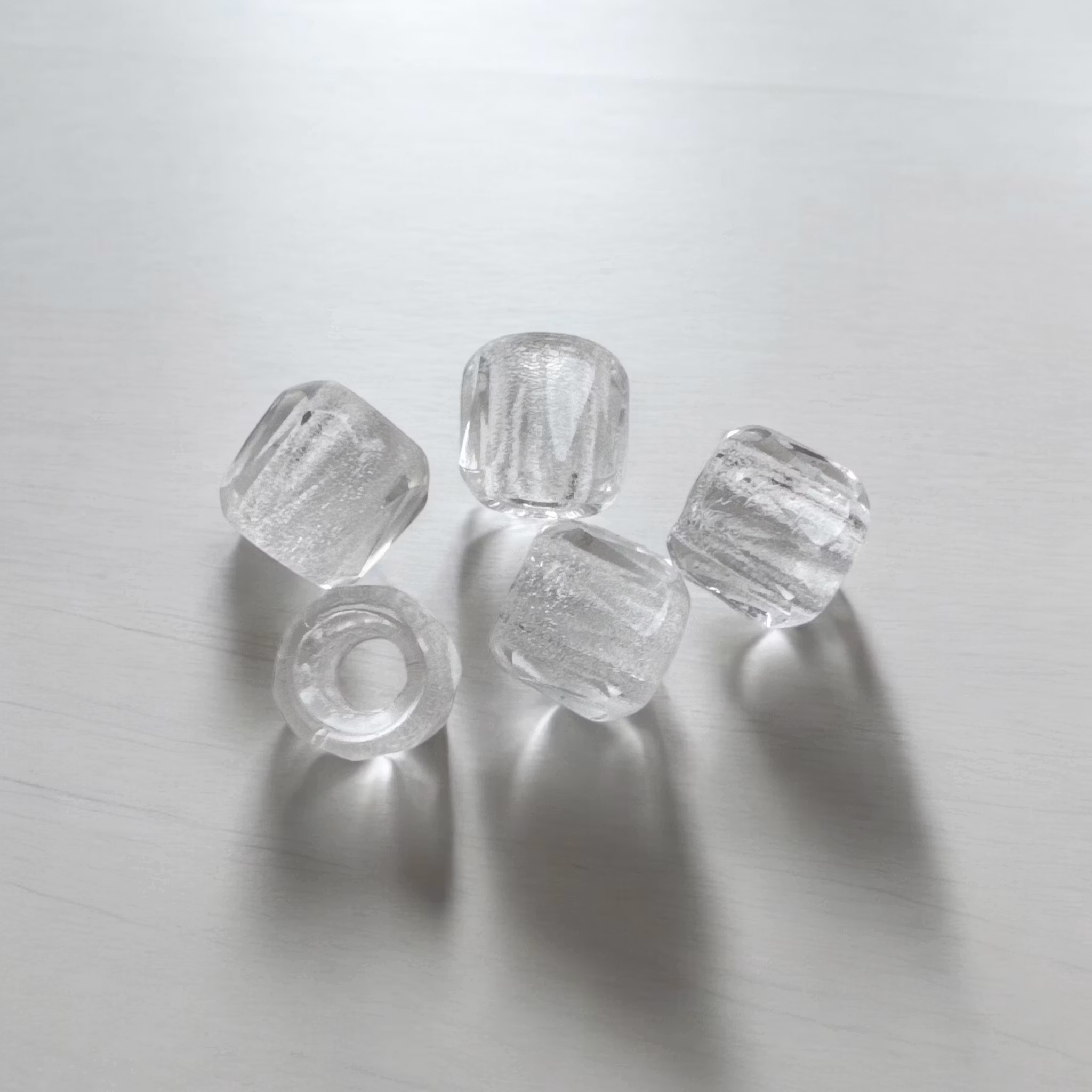 5 Genomskinliga Facetterade Glaspärlor.