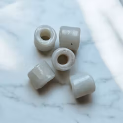 5 Handgjorda Opaque-Vita Glaspärlor.