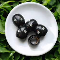 Svarta Träpärlor med Printade Vita Stjärnor