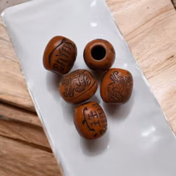 Rödbruna Pärlor med Kinesiska Drakar och Kinesiska Tecken