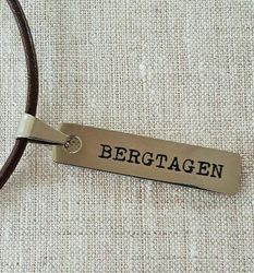 Bergtagen berlock med läderband