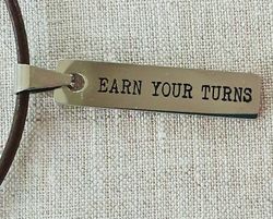 Earn your turns berlock med läderband