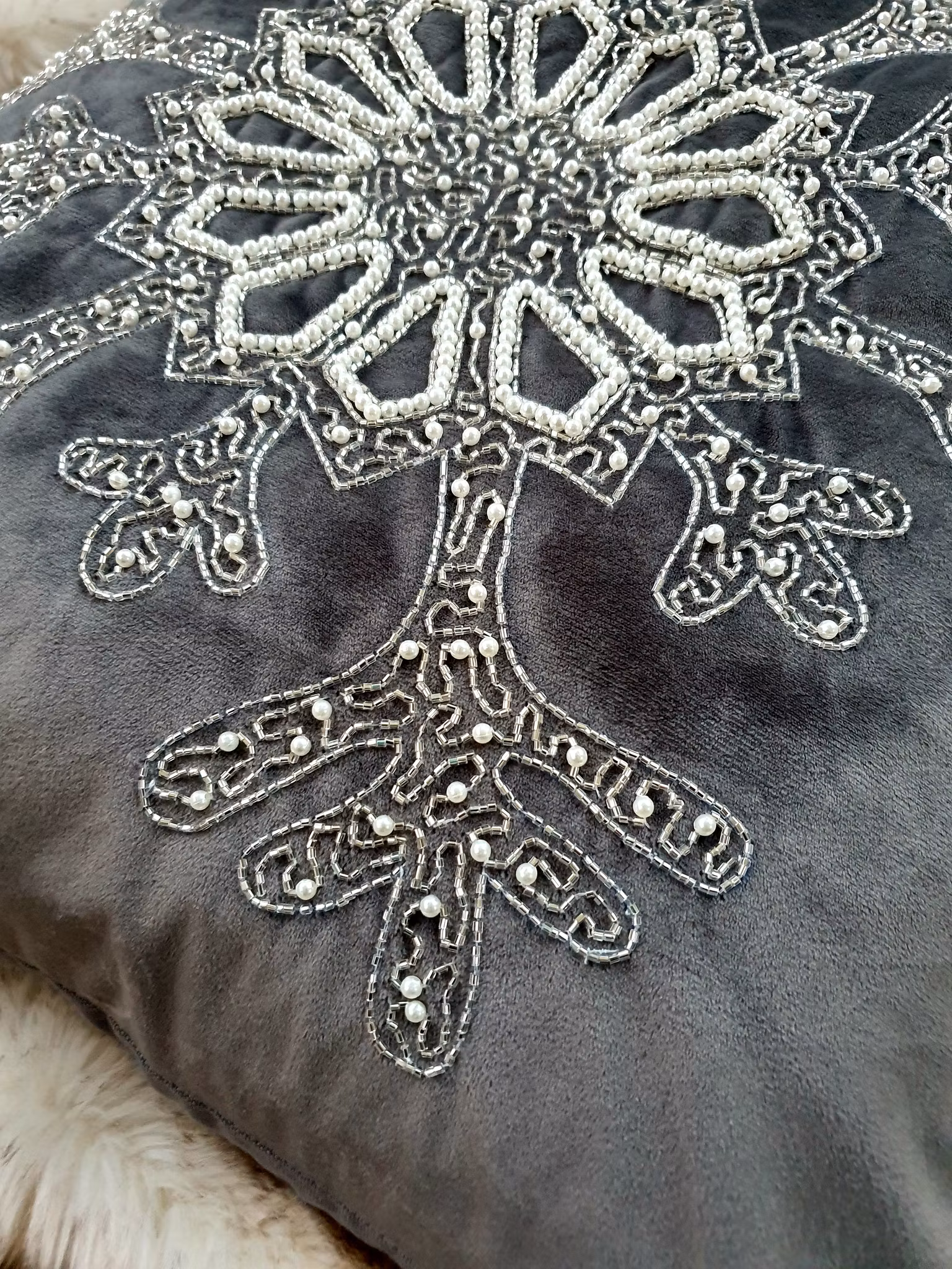 Handbroderad Snöflinga med pärlor