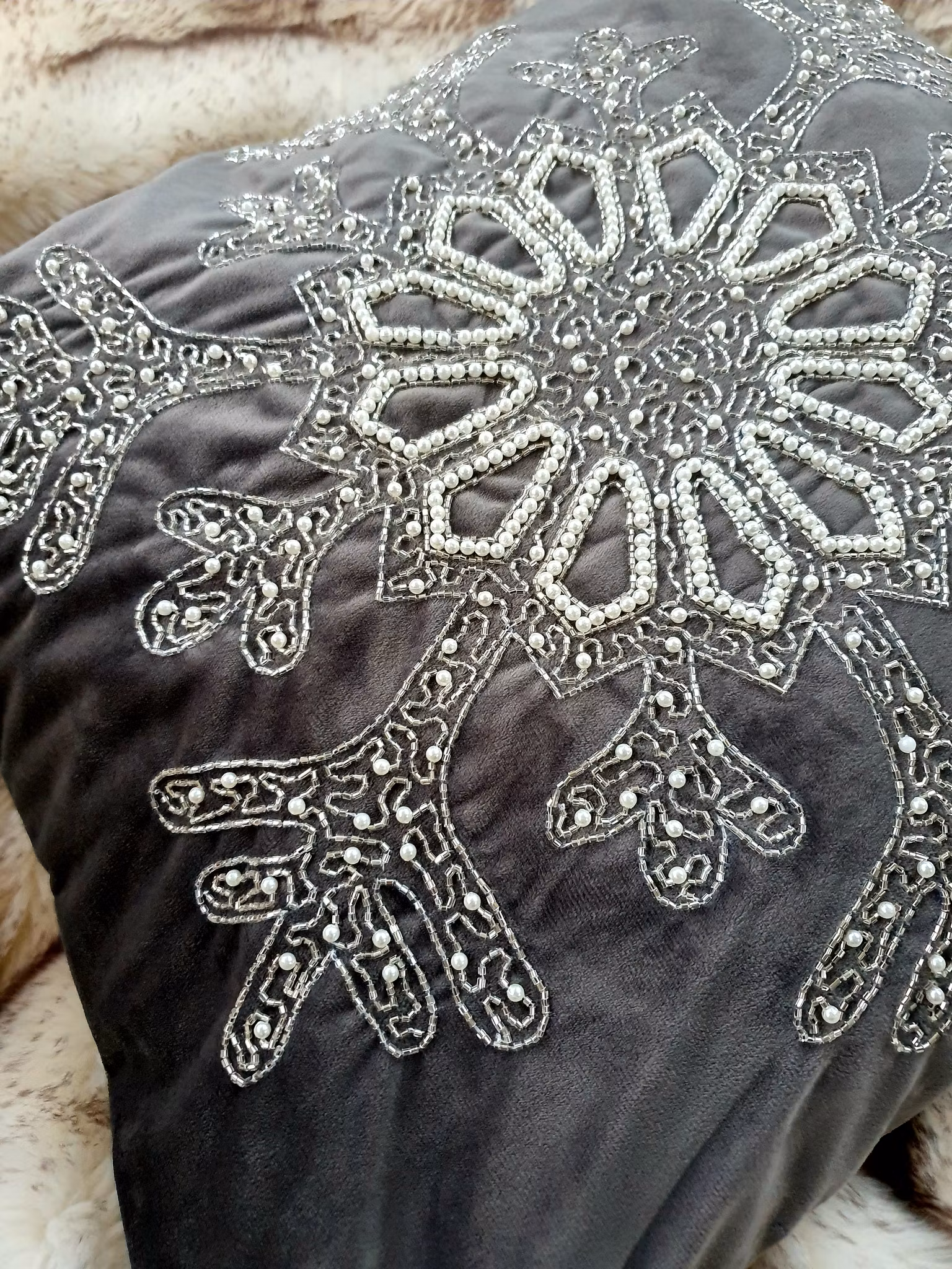 Handbroderad Snöflinga med pärlor