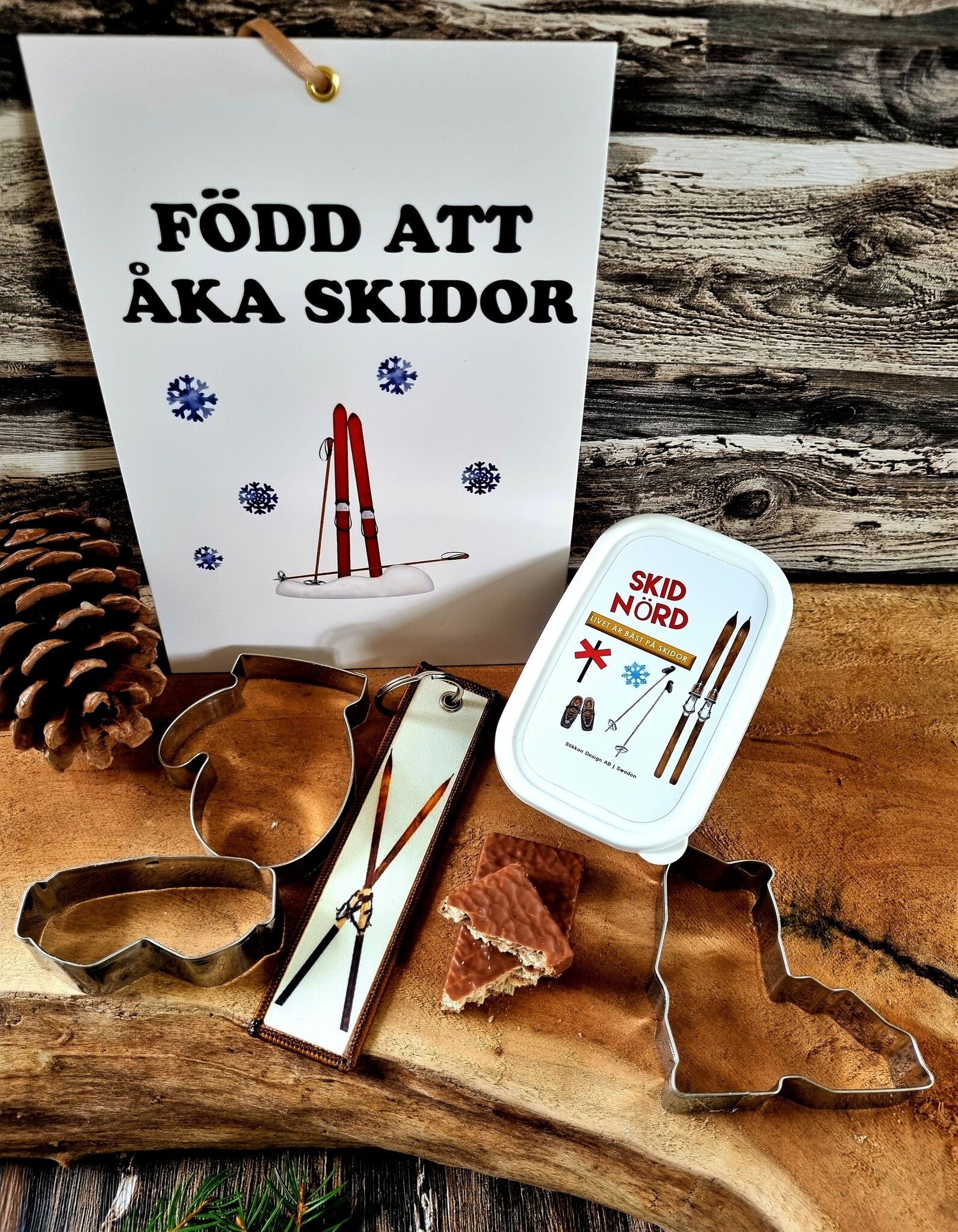 KORSADE SKIDOR -  Nyckelring/tag