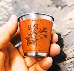 Snapsglas Hjortron i rostfritt stål med brunt läder