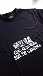 Svart T-shirt, med citatet "Ingen kan göra allt, men alla kan dra åt helvete"