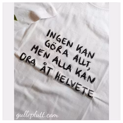 Vit T-shirt, med citatet "Ingen kan göra allt, men alla kan dra åt helvete"