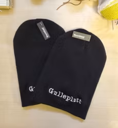 Mössa, Beanie med brodyr, Gulleplutt, Svart One Size