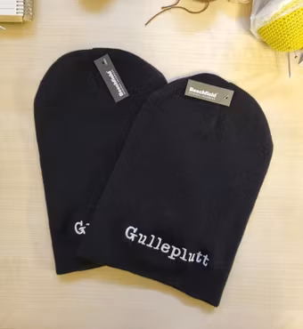 Mössa, Beanie med brodyr, Gulleplutt, Svart One Size