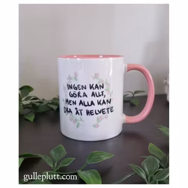 Rosa Mugg med citat "Ingen kan göra allt, men alla kan dra åt helvete" Blomkrans