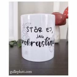 Mugg: Stör Ej, Jag Prokrastinerar (Rosor)