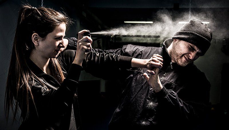 Vad är skillnaden mellan pepparspray och försvarsspray?