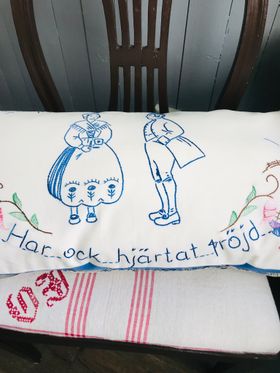 Stor Kudde / Handbroderat ordspråk i blått & rosa