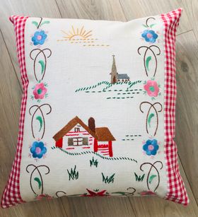 Kudde / Handbroderat blommor & hus, kyrka