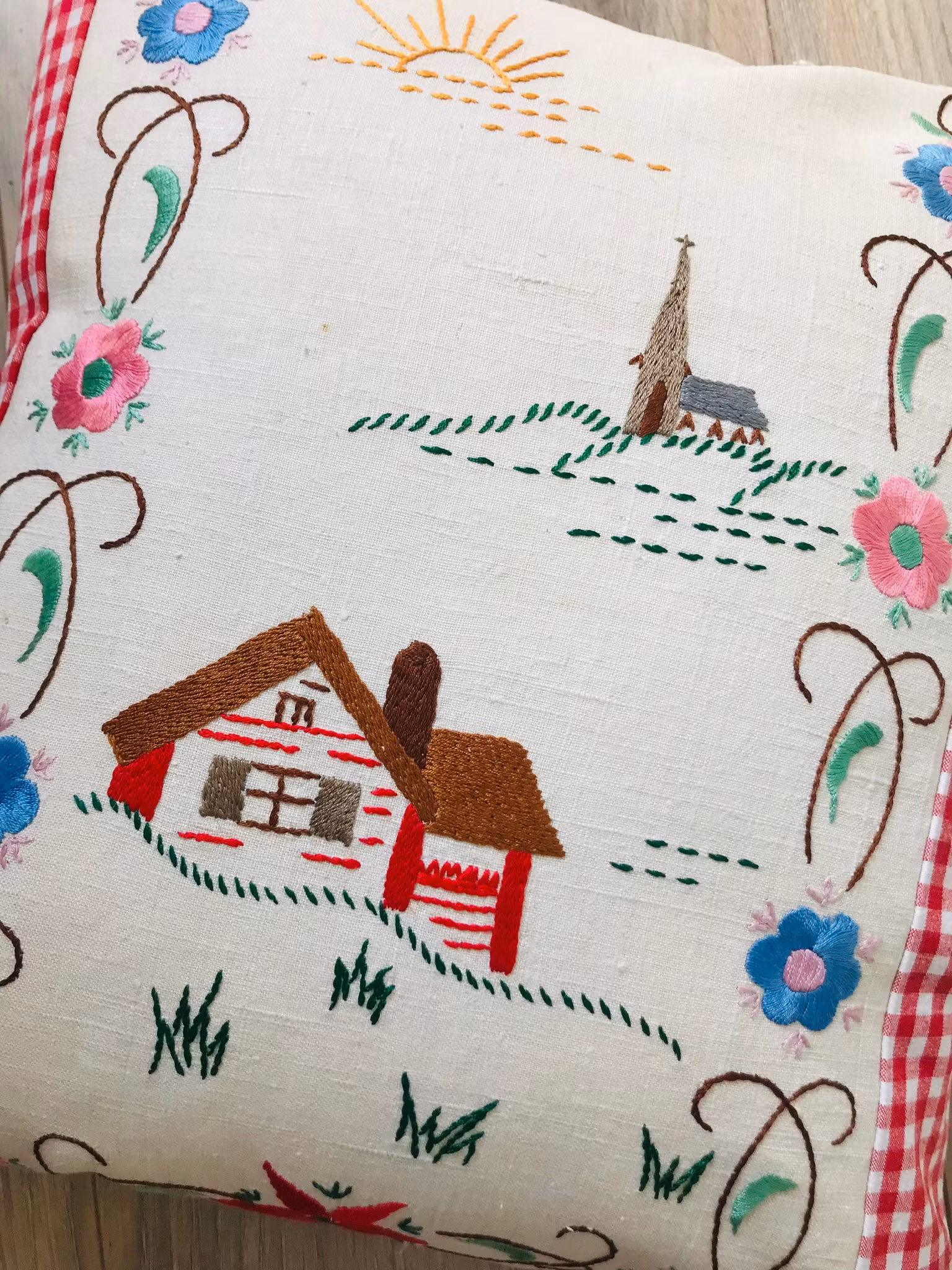 Kudde / Handbroderat blommor & hus, kyrka