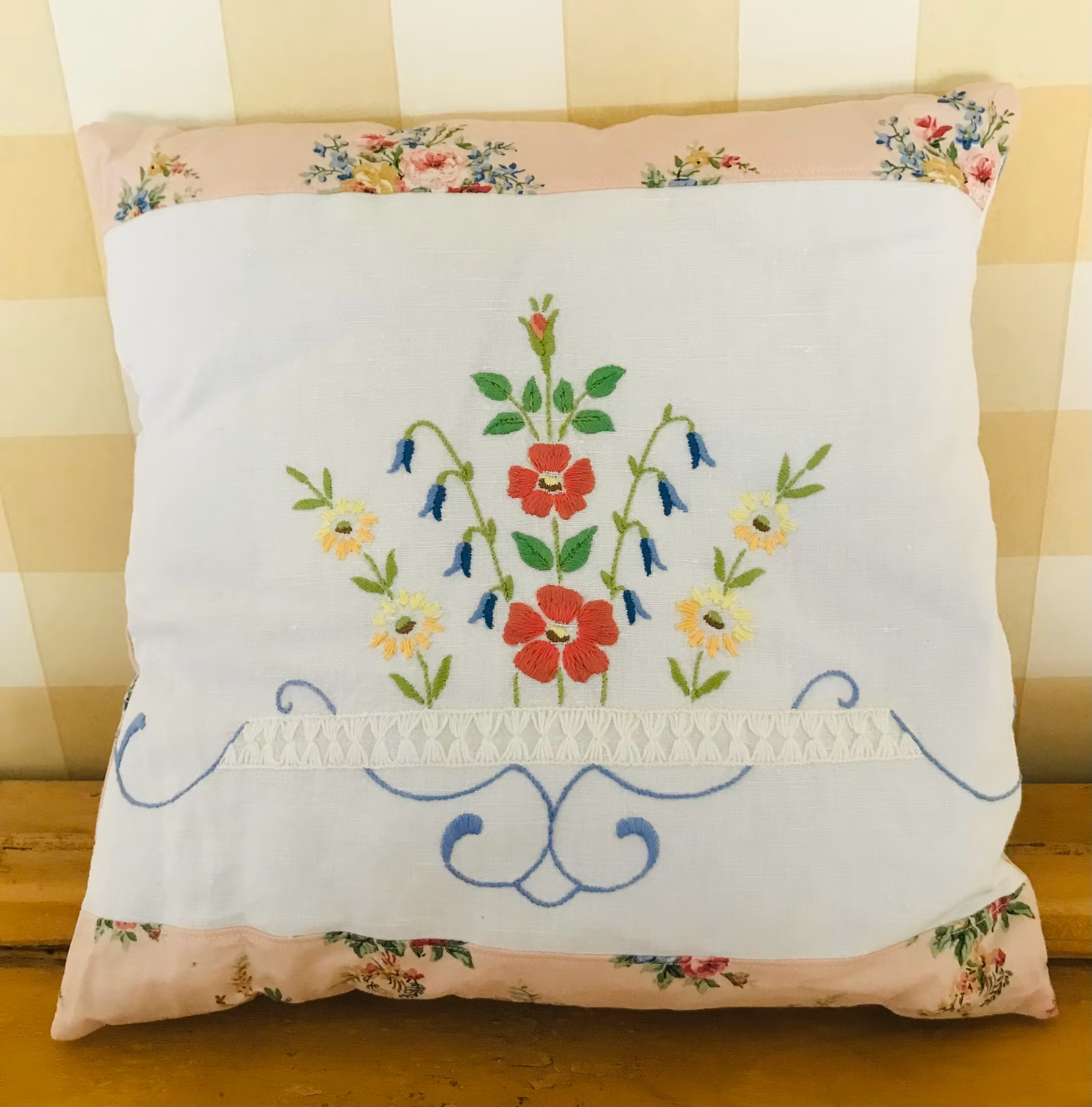 Kudde / Handbroderat sommar blommor