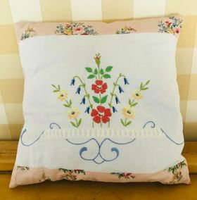 Kudde / Handbroderat sommar blommor